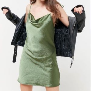 Motel Cámara Olive Satin Mini Dress